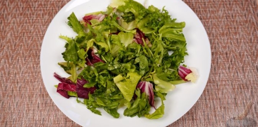Фото приготовления рецепта: Салат с куриной печенью и стручковой фасолью - шаг №11
