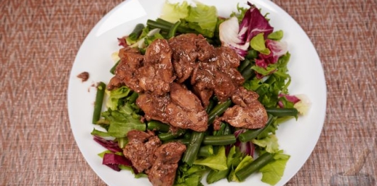 Фото приготовления рецепта: Салат с куриной печенью и стручковой фасолью - шаг №13