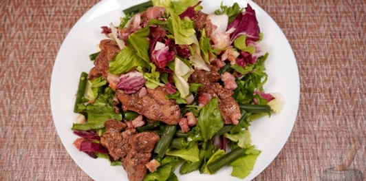 Фото приготовления рецепта: Салат с куриной печенью и стручковой фасолью - шаг №14