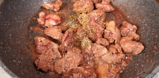 Фото приготовления рецепта: Салат с куриной печенью и стручковой фасолью - шаг №10