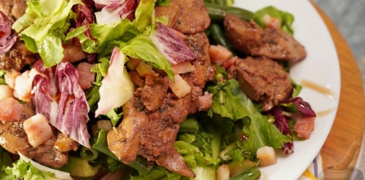 Фото приготовления рецепта: Салат с куриной печенью и стручковой фасолью - шаг №16