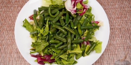Фото приготовления рецепта: Салат с куриной печенью и стручковой фасолью - шаг №12
